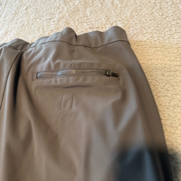 Vuori Fleet Joggers Lightweight Performance Stretch  Color: Charcoal Size XXL - Picture 10 of 16